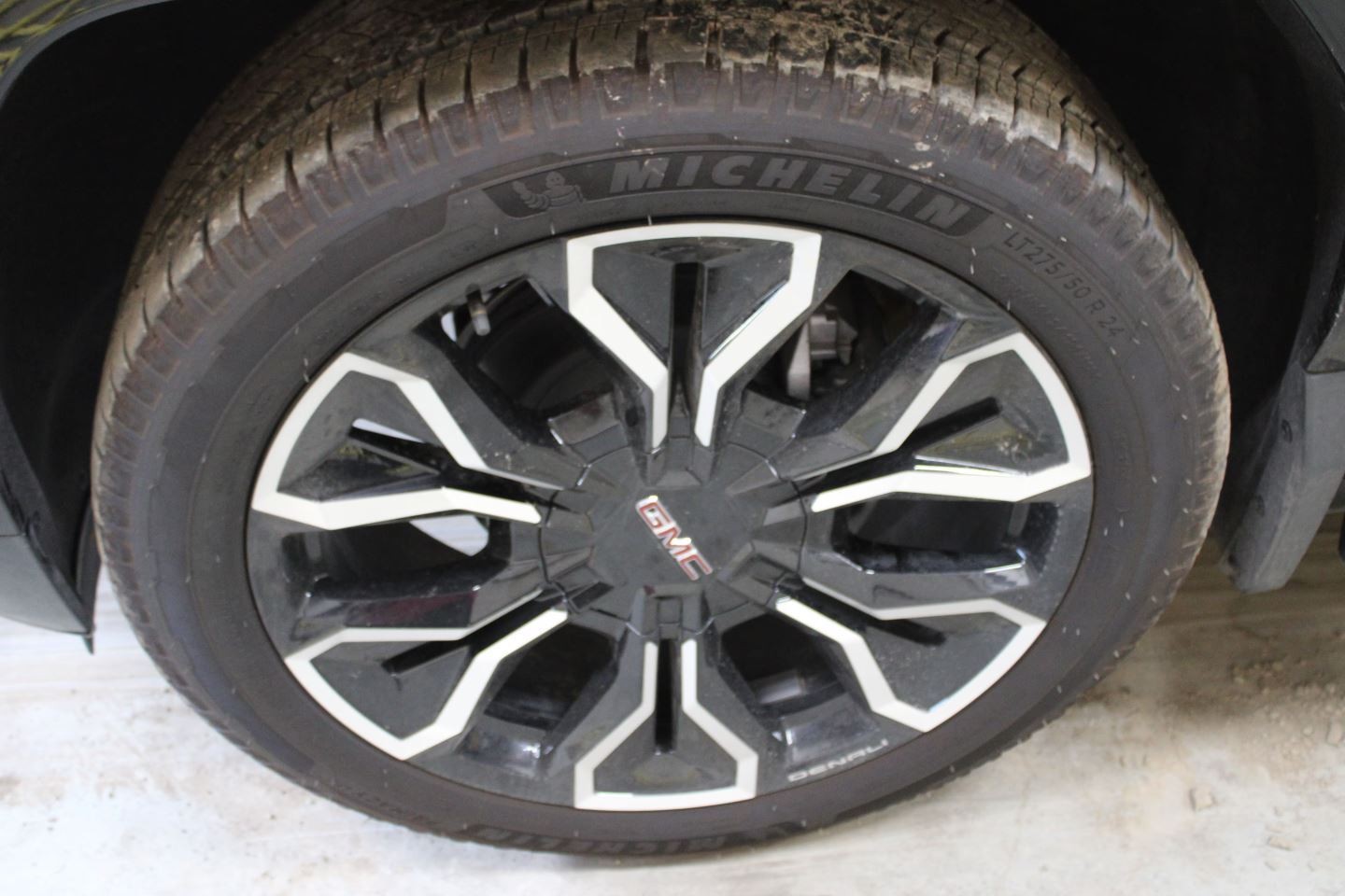 Sierra Denali EV Wheel Tire Set 24x9 86598447 Michelin LT275/50R24 3237460