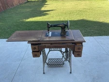 1905 Singer Treadle Sewing Machine – Complete & Working