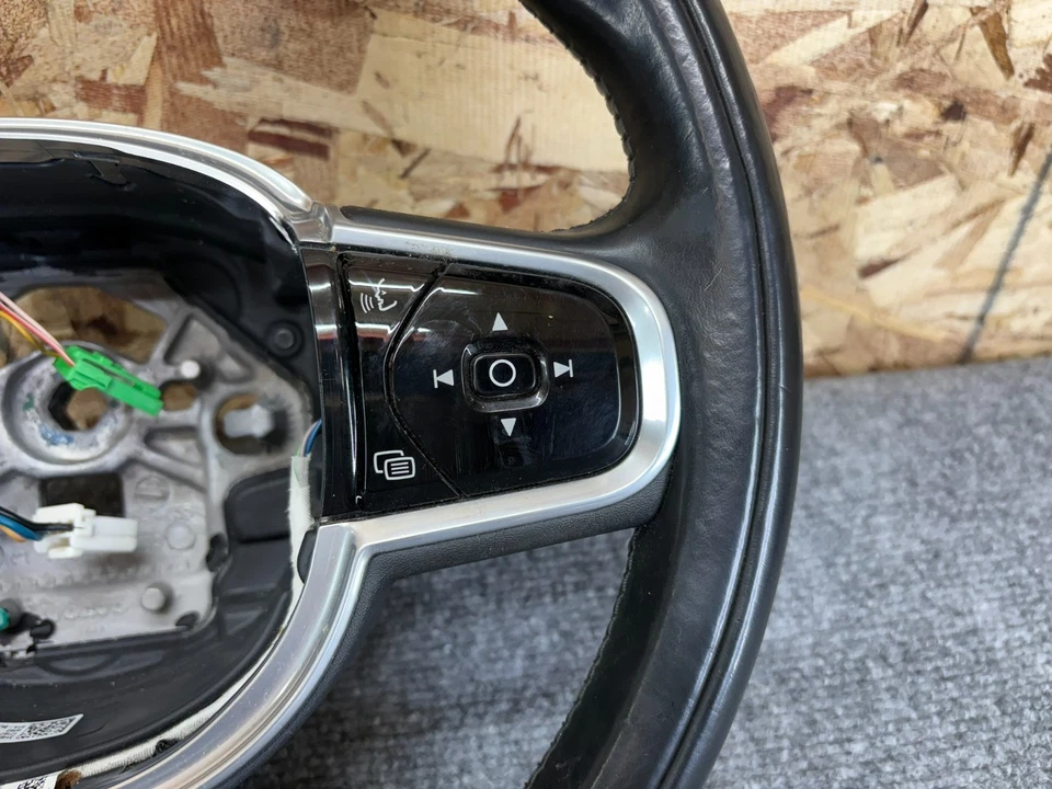 Volante Volvo XC90 2016-2025 CON BOTÓN INTERRUPTOR OEM Foto 4 de 4