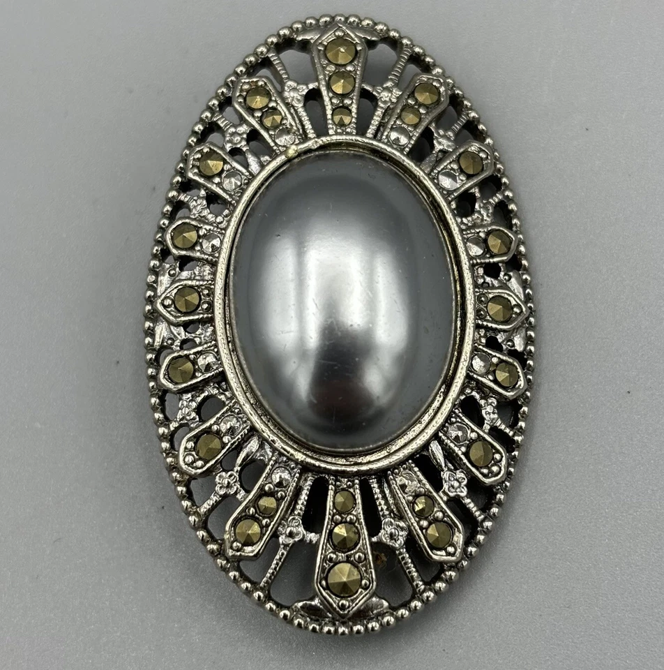 Broche Jewelry Co. Vintage 1928 Marcaita y Perla Gris Simulada Prendedor Foto 2 de 4