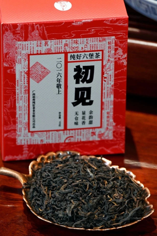 China 'Seven-Star Tea King' 2016 Liupao Dark Tea 100 g 2016陈化特级六堡茶 七星茶王《初见》 100克 Foto 4 de 4
