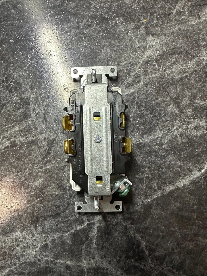 Leviton Plug Control - Pestaña Dividida - Blanco - 20A-125V - Lote Foto 3 de 4