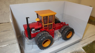 ERTL Prestige 16463 in 1:32, VERSATILE 145 DIRTY Zwillingsreifen, NEU in OVP