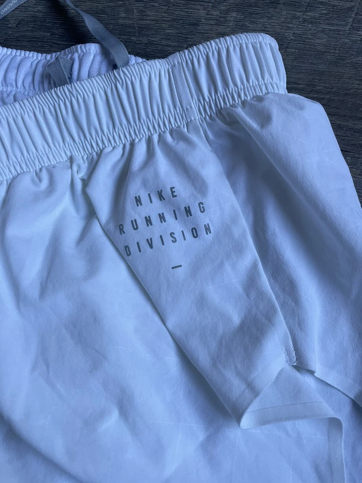 Pantalones cortos para mujer NIKE RUNNING DIVISION 3” grandes 923419-100 Foto 3 de 4