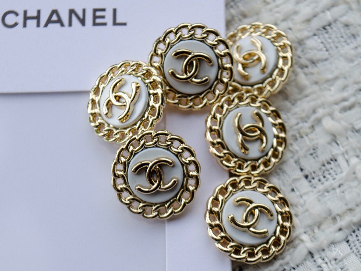 CHANEL ヴィンテージ ボタン Set of 6 of vintage Chanel buttons. White with Gold Logo 0.8