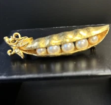 RARE Crown Trifari "Peas in a Pod" Brooch Alfred Philippe 1960s Gold Tone Pearl