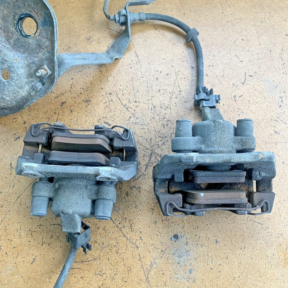 Conjunto OEM de pinças de freio a disco traseiras Volvo XC70 V70 2003–2007 esquerda e direita - Imagem 2 de 4