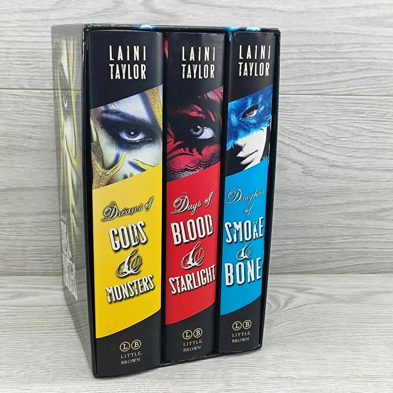 Daughter of Smoke and Bone Trilogy Hardcover Gift Set by Laini Taylor (2014)