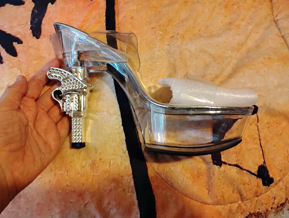 Gun themed rhinestone platform heels size 9 - Изображение 2 из 3