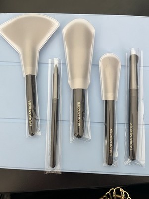 Laura Mercier Travel Brush set Essentials Collection **new in package *5 brushes