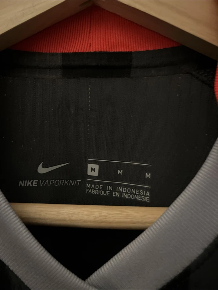 Camiseta deportiva de jugador Liverpool FC Nike auténtica para hombre talla S Foto 2 de 4