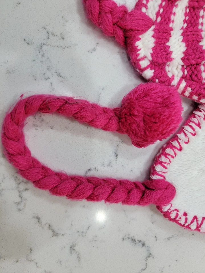 Sombrero de invierno The North Face rosa y blanco a rayas para mujer, forro de borla y piel de oveja Foto 3 de 4