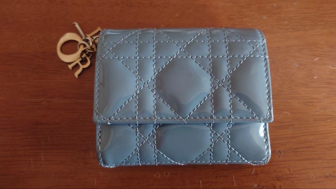 Portefeuille compact Christian Dior Canage cuir verni bleu authentique de JP occasion F/S