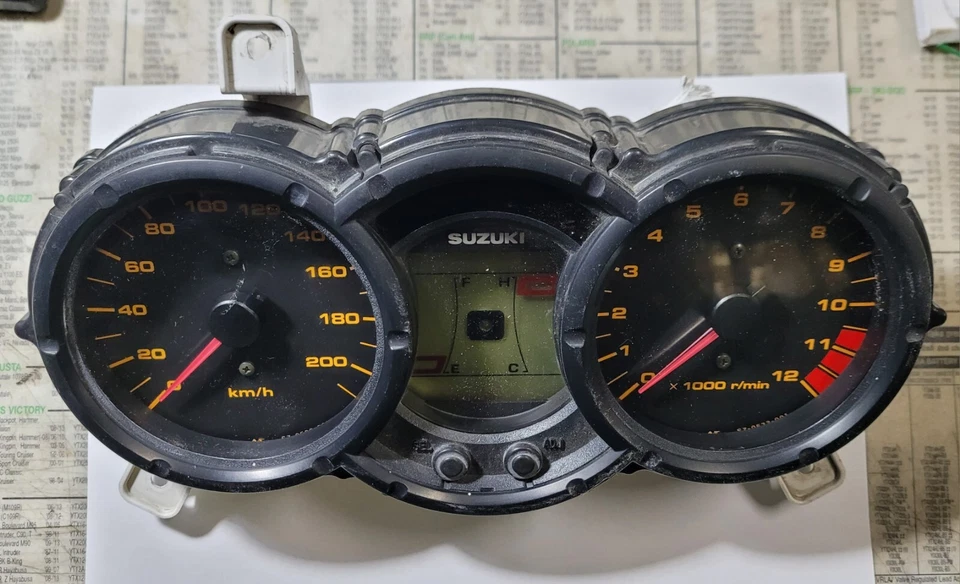 OEM SUZUKI 650 VSTROM GAUGE CLUSTER 2004-2006 34120-27G11 *UMA ABA QUEBRADA* - Imagem 2 de 4