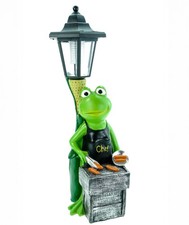 Frosch Grillmeister mit LED Solarlaterne und Chef Schürze Frog Figur Skulptur