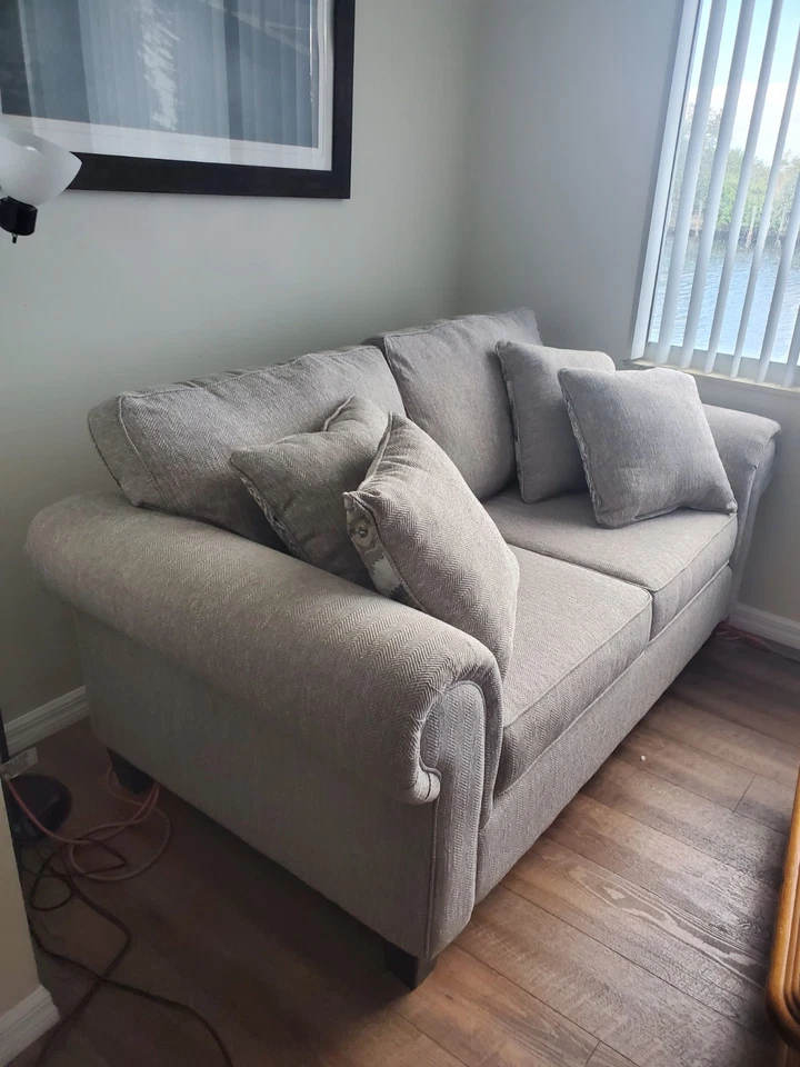 Sofá Lovseat con 4 almohadas tela gris claro en perfecto estado Foto 3 de 3