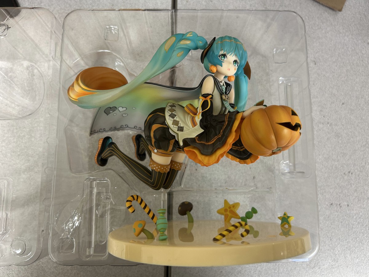 MINOR DEFECT* Vocaloid: Hatsune Miku Trick or Miku by Hidari