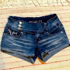 Rue 21 juniors size 0 blue jean shorts. Buttons up w/ belt then buttons again
