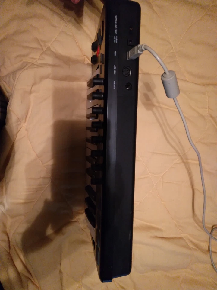 Mando teclado Alesis QX25 25 en buen estado Foto 2 de 2