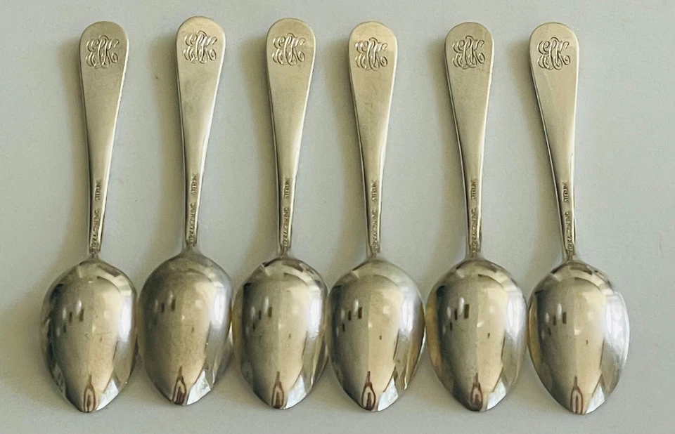 JUEGO DE 6 CUCHARAS DEMITASSE DE PLATA ESTERLINA KIRK & SON REPOUSSE 4 3/8" CON MONOGRAMA Foto 3 de 4