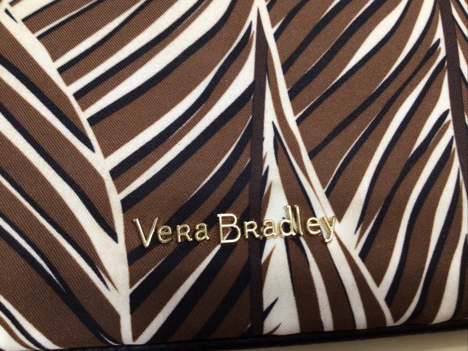 Bolso sin asas de muñeca con cremallera Vera Bradley Mia RFID marrón hojas de plátano nailon tropical Foto 3 de 4