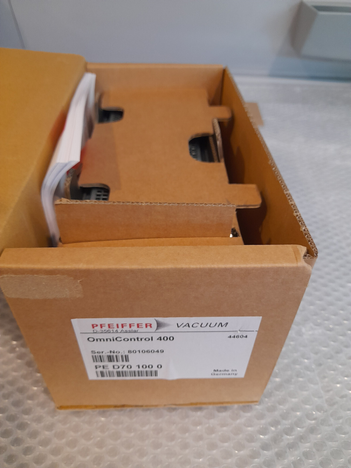 NEW Pfeiffer Vacuum Omnicontrol 400 / DCU 400 Controller P/N 'PE D70 100'