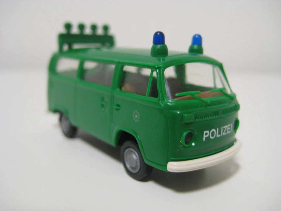 Brekina H0 33085 - Autobús de policía Volkswagen T2 verde claro - Imagen 3 de 4