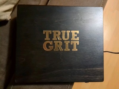 True Grit. Box. Western. Film. DVD. Bluray. Halstuch. Rarität.  Holzbox