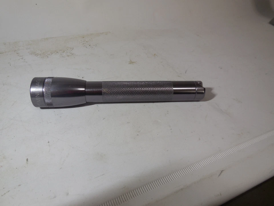 Linterna usada MINI MAG LIGHT plateada cromada MAGLITE hecha en EE. UU. Foto 2 de 4