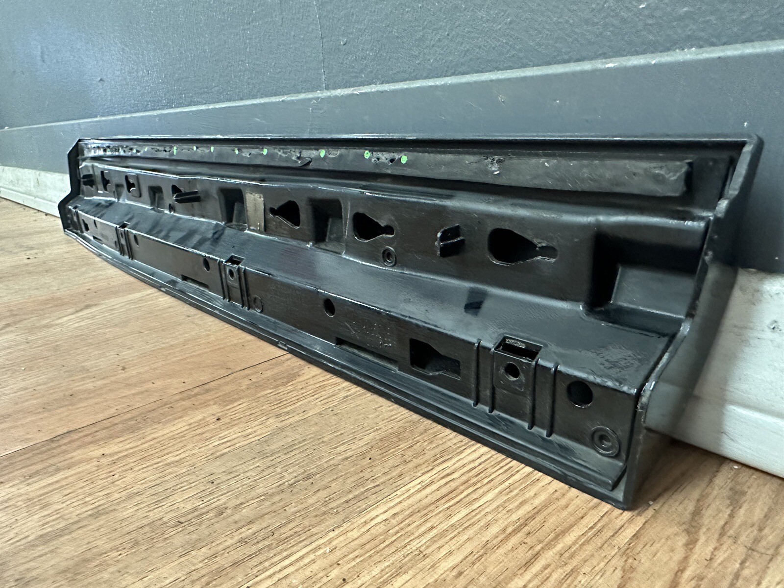 2017 2018 2019 2020 MASERATI LEVANTE REAR LEFT LOWER DOOR MOULDING OEM 670035238