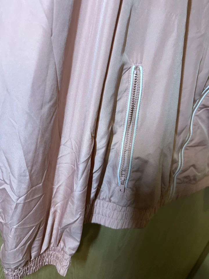 Cortavientos Forever 21 rosa con capucha cremallera mediana para mujer Foto 2 de 4