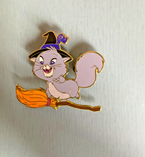 DISNEY WITCH CATS ON BROOM COLLECTION THE EMPERORS NEW GROOVE CAT YZMA PIN