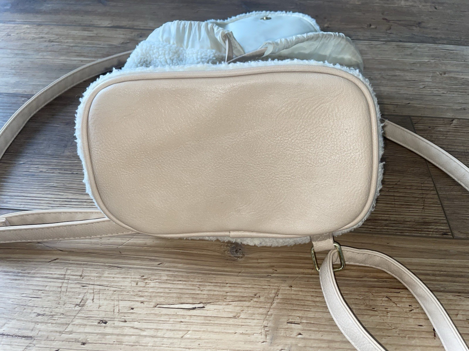 Off White/tan Mini Sherpa Back Pack. — image 8