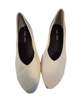 Tom’s Casual Woman’s Light Beige Woven Flat Size 8.5 slip on preppy comfortable 