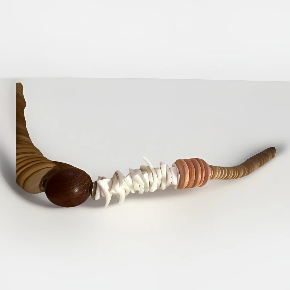 Collar grueso de madera natural y concha de coco de colección declaración boho Foto 4 de 4