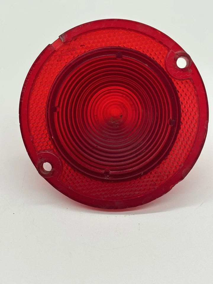 Lente de luz trasera Chevrolet Biscayne Bel Air Impala 1960-1961 RI-60 5951078 OEM GM Foto 2 de 4