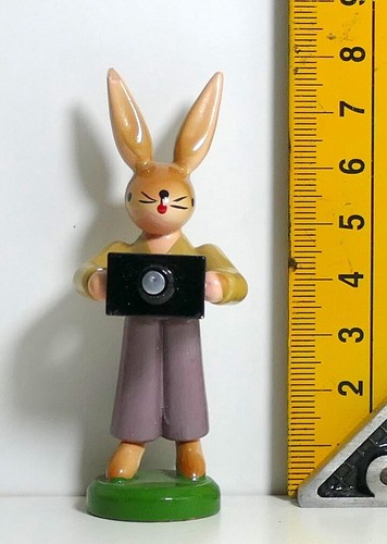 Esco Hase mit Kamera Ostern