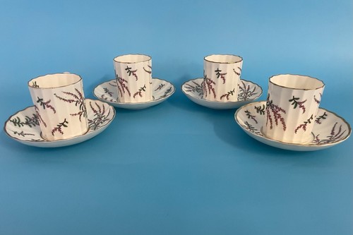 Vier Royal Worcester DUNROBIN Muster Demitasse AD Tassen & Untertassen