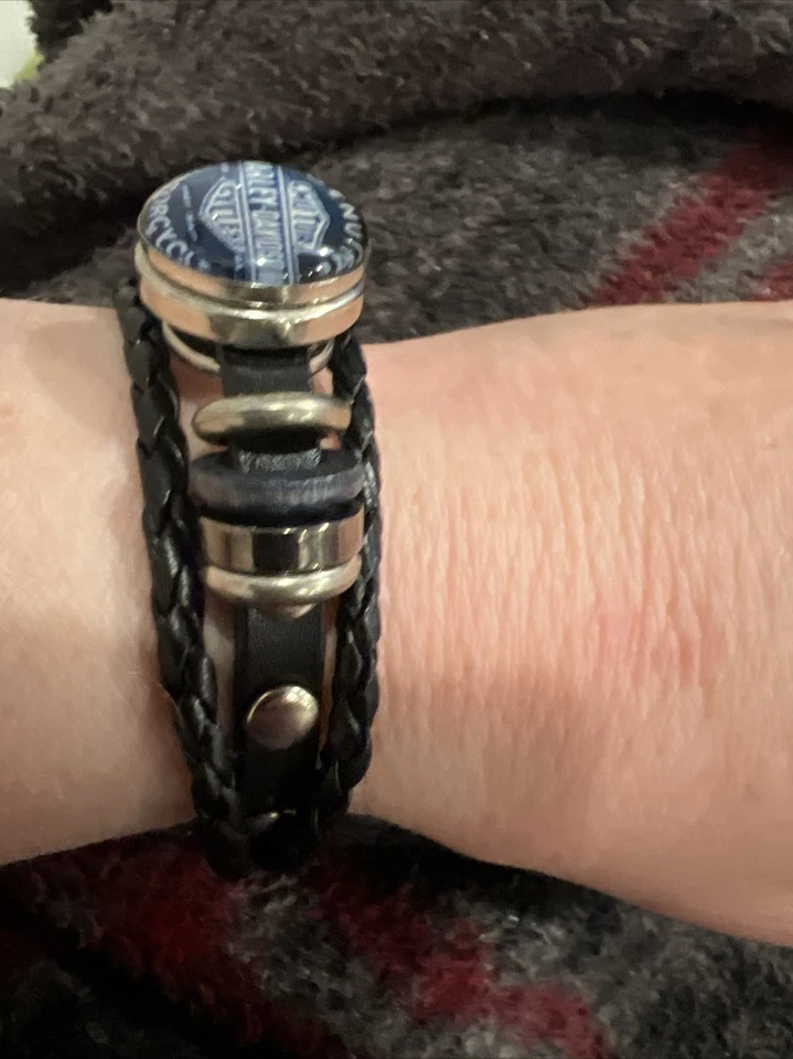 Pulsera de cuero Harley Davidson negra a presión longitud ajustable con emblema de cara azul Foto 2 de 4