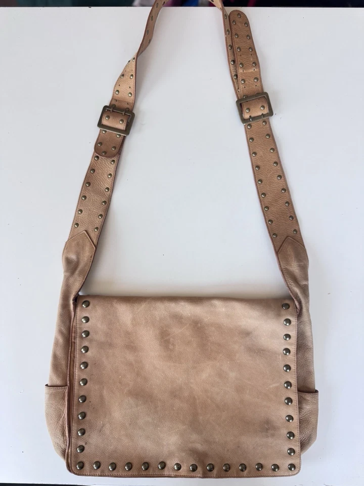 Bolso Bandolera NORDSTROM Tostado Tachonado Cuero Solapa Mensajero Foto 3 de 4