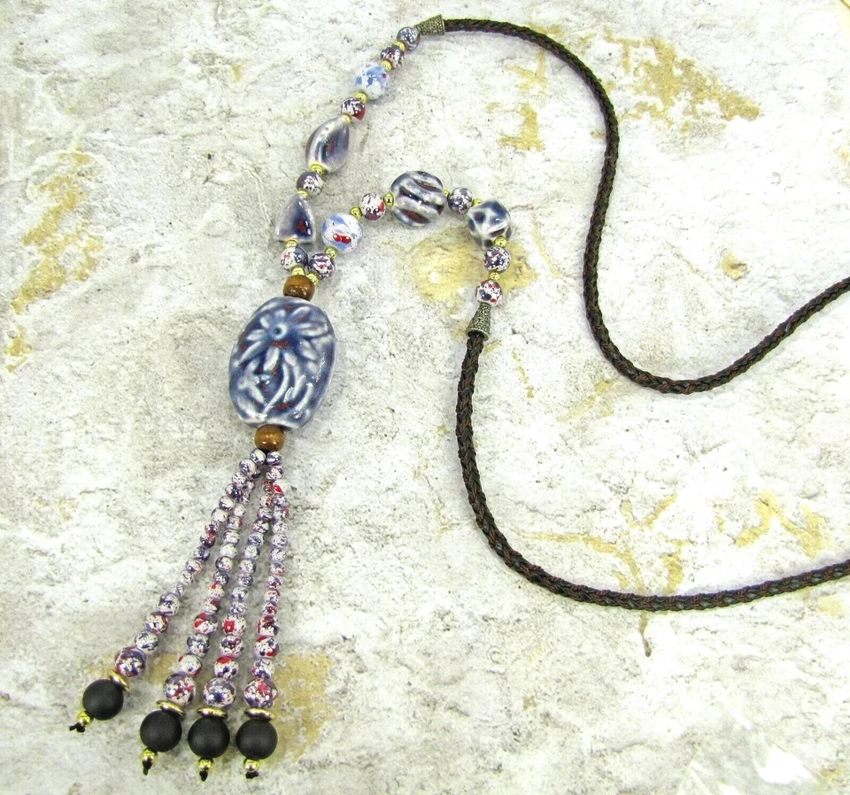 Collar borla con cuentas de cerámica morada con cuentas de madera unidas a un cordón de cuero Foto 2 de 4