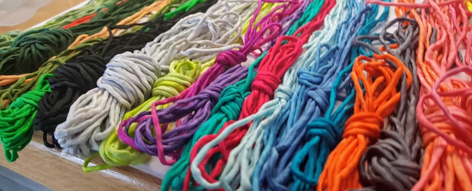 Hierros prelavados naturales no tóxicos teñidos a mano con cuerda de seda bellamente Foto 2 de 4