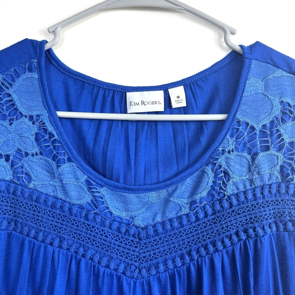 Blusa para mujer Kim Rogers azul cuello redondo encaje acento sin mangas talla mediana Foto 3 de 4