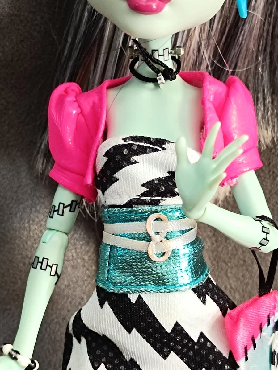 MONSTER HIGH G1 - Muñeca FRANKIE STEIN serie "DAWN OF THE DANCE" con stand/peine
