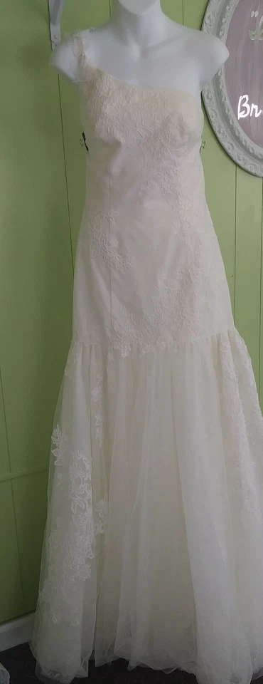Vestido de novia, blanco de Vera Wang un hombro, talla 12, marfil.  Hermoso! Foto 3 de 4