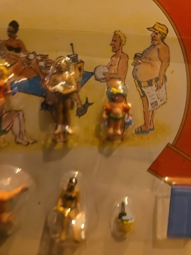 Model Power #5740 Recreation pkg(6) -- Beachgoers (Painted Figures) 1:87th Scale - Picture 4 of 7