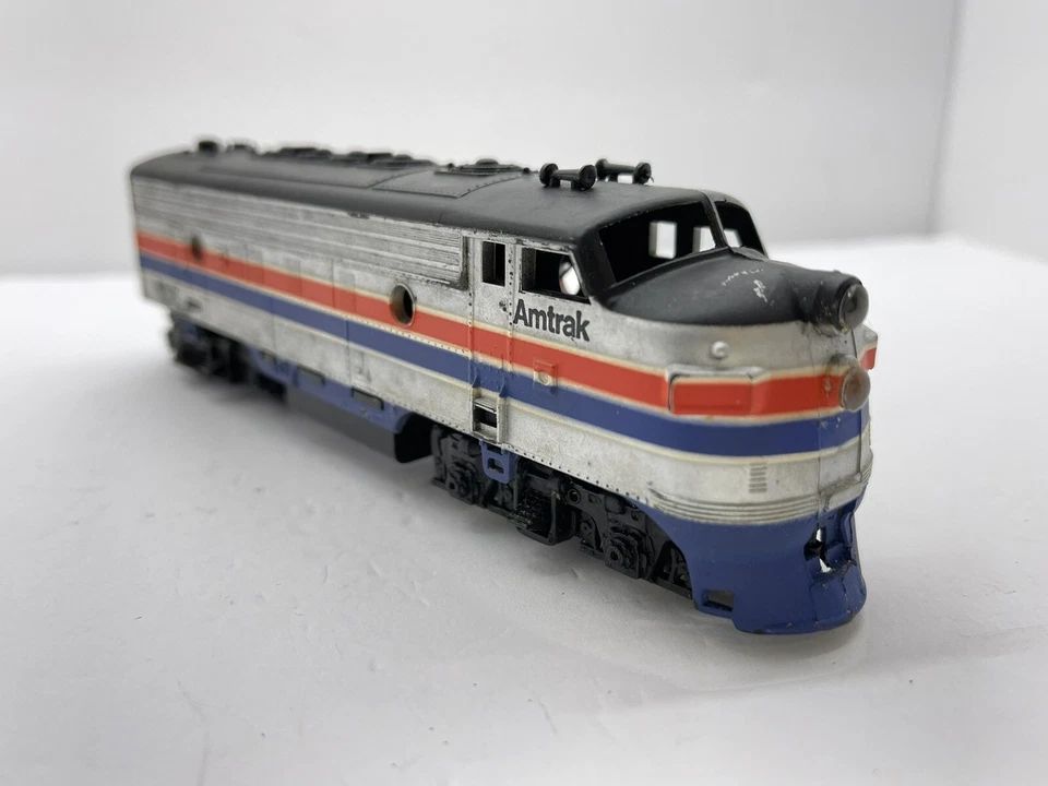 HO Scale #106 Amtrak Powered Diesel Locomotive Unbranded Needs Wheels - Image 4 of 4