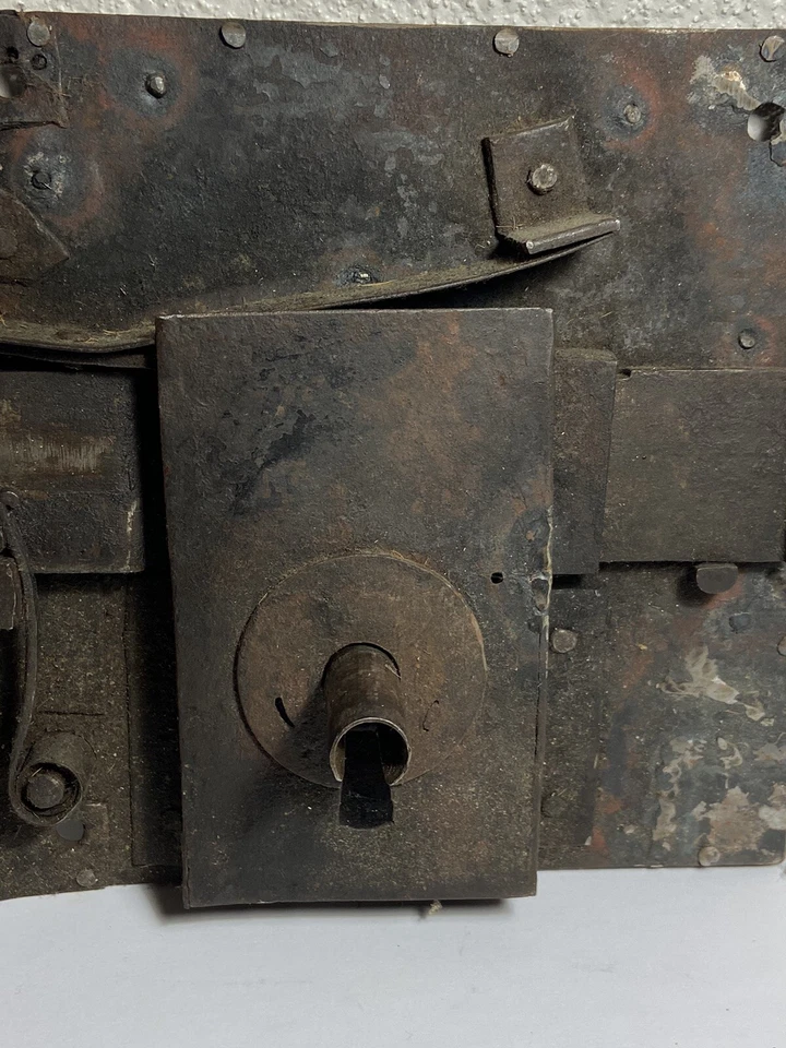 Rare Grande Serrure De Porte Encastrée En Fer Forgé Vendu Sans Clés XVIIe Siècle - Photo 2/4