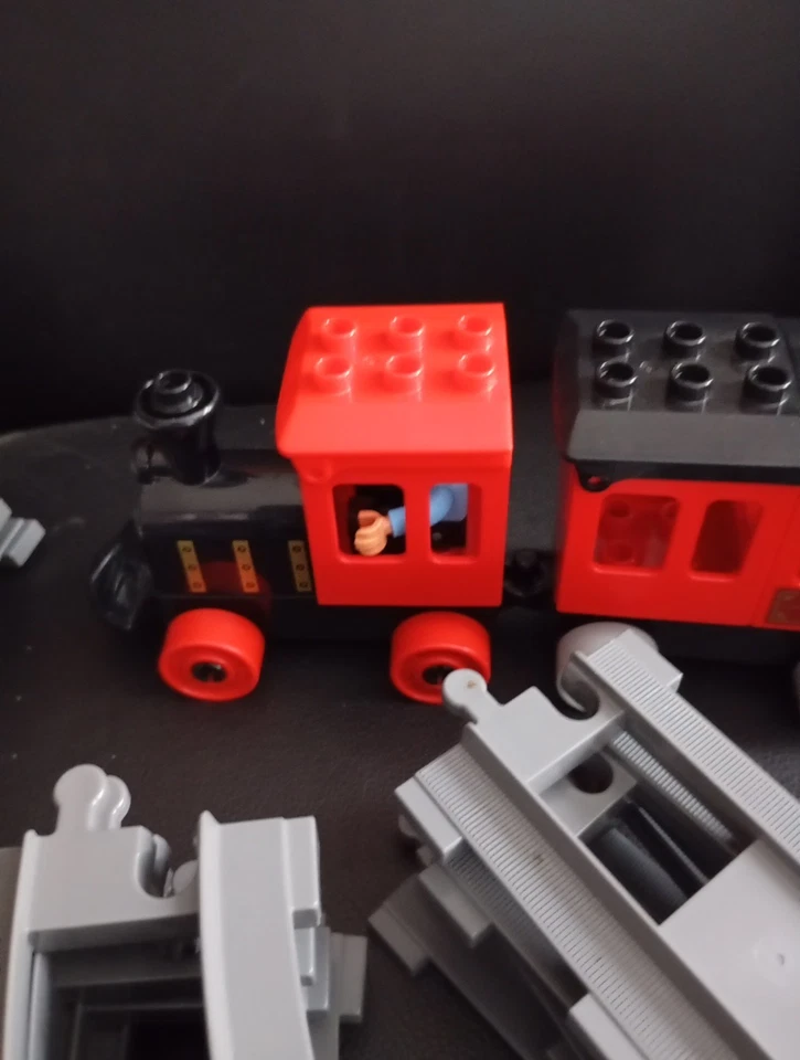 LEGO Duplo un train dont 1 loco 1 wagon 5 rails droits 20  courbes en vrac LEGO - Photo 2/4