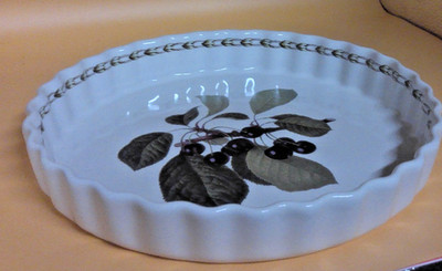 QUEENS HOOKERS POINT ROUND FRUIT PIE PLATE W/BLACK CHERRIES